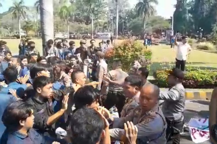 tangkapan layar video kerusuhan demo mahasiswa unram, Selasa (20/6/2023)