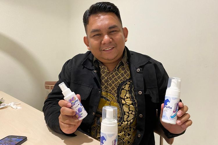 Pemilik UMKM produk pembersih sepatu PeHa, Suryadi Ilyas, Jakarta Selatan, Rabu (11/2/2026). 