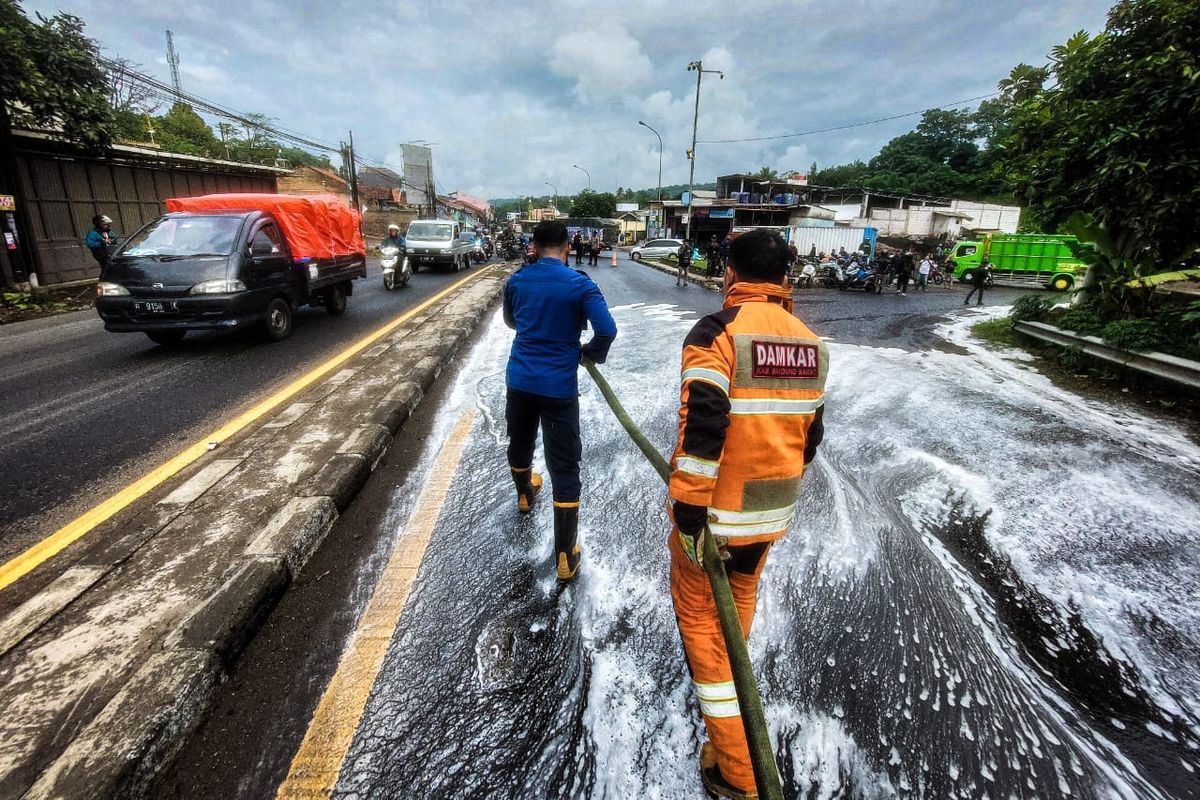 Petugas Damkar Bandung Barat membersihkan cairan kimia di sepanjang Jalan Raya Padalarang-Purwakarta, Bandung Barat (KBB), Jawa Barat, Selasa (24/12/2024).