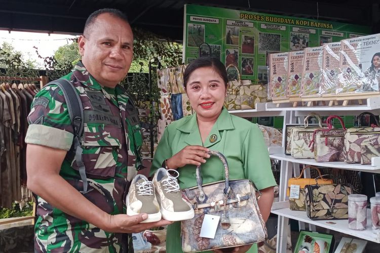 Siti Mutdrika (41) dan suami Sertu Donatus Rema saat mengikuti kegiatan Bazaar dan Pasar Murah di Poltekad Kodiklatad, Kota Batu beberapa hari lalu. 