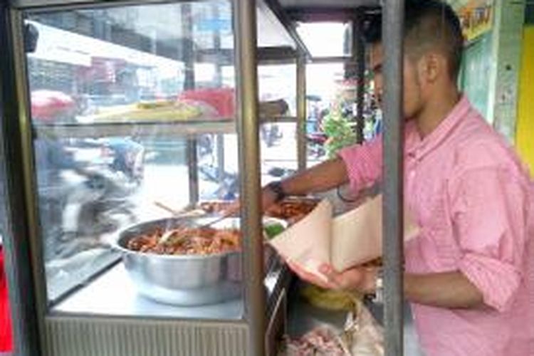 Kuliner Bu Sie Itek (Nasi Bebek) merupakan andalan Kabupaten Bireuen. Selain mengenyangkan, aroma dan kelezatan dari kari bebek kentalnya cukup menggugah selera. DESI