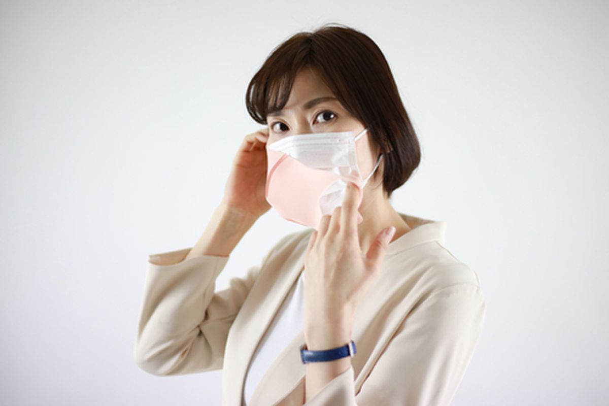 Masker dobel yang disarankan adalah masker medis untuk digunakan di dalam dan masker kain di bagian luar.