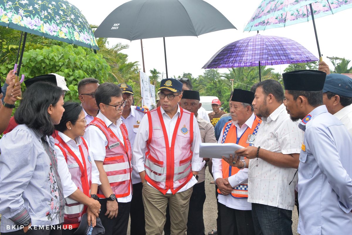 Menteri Perhubungan (Menhub) Budi Karya Sumadi meninjau lokasi rencana pembangunan Bandara Loleo di Kota Tidore Kepulauan, Provinsi Maluku Utara, Jumat (15/9).