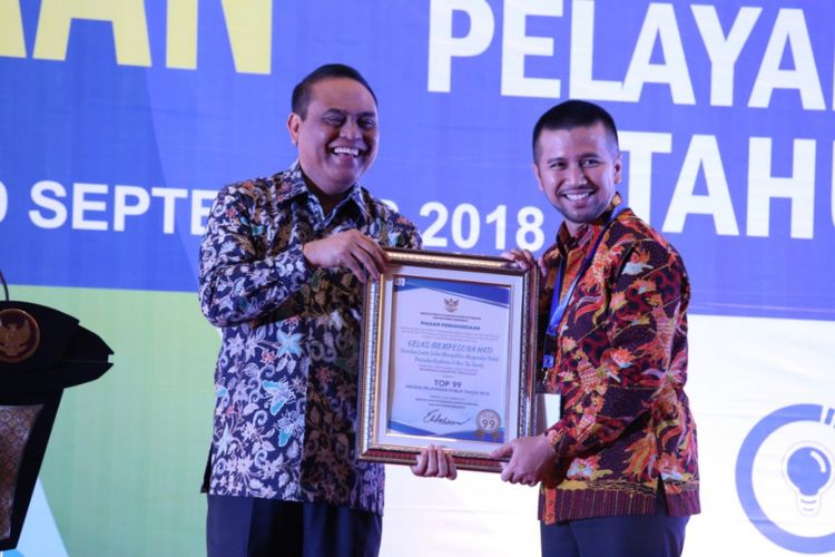 Menteri Pendayagunaan Aparatur Negara Reformasi dan Birokrasi (PANRB) Syafruddin, menyerahkan penghargaan kepada Bupati Trenggalek, Jawa Timur, Emil Elestianto Dardak (20/09/2018).