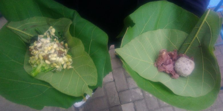 Gelinding burung dara (kiri) dan semur bonggol pohon pisang (kanan) di Pasar Argowijil, Desa Gari, Kecamatan Wonosari, Gunungkidul, DI Yogyakarta, Kamis (17/5/2018).