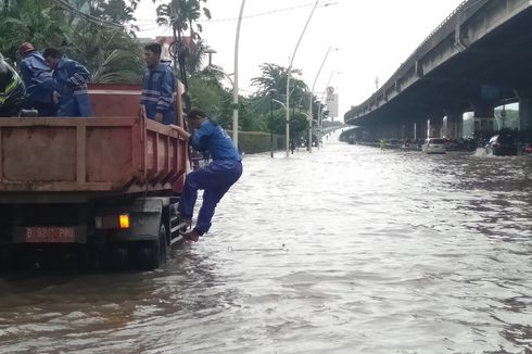 Banjir Tutupi Jalan Depan Gedung Gudang Garam, Lalu Lintas Macet Total