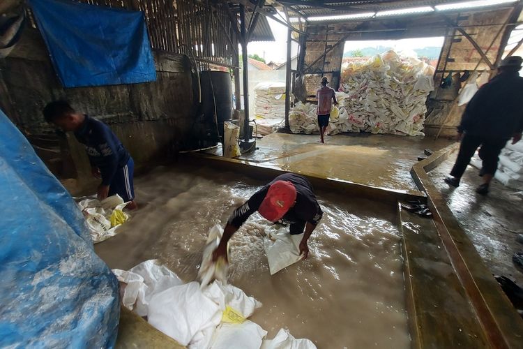 Pabrik pencucian karung bekas tepung terigu di sekitar Situ Ciburuy diduga jadi sebab pencemaran.