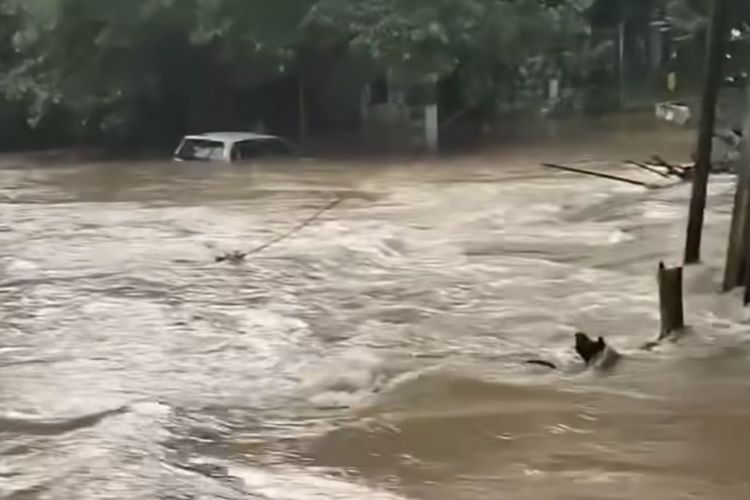 Nekat Terobos Banjir, Minibus Terjebak di Jembatan Perbatasan Depok-Tangsel