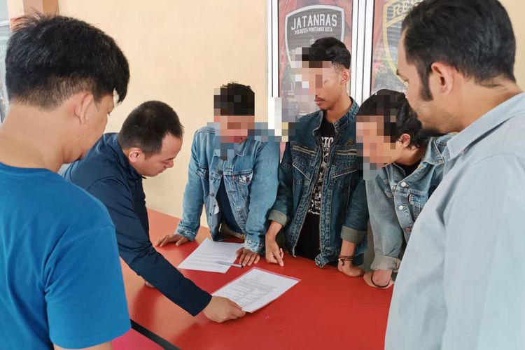 Aksi demonstrasi terkait penolakan Perppu Omnibus Law di Pontianak, Kalimantan Barat (Kalbar) berujung insiden penangkapan sejumlah mahasiswa.