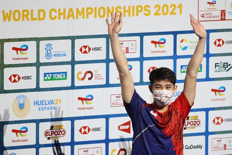 Peraih medali emas, Loh Kean Yew, dari Singapura merayakan di podium setelah memenangkan pertandingan bulu tangkis final tunggal putra Kejuaraan Dunia BWF di Huelva, pada 19 Desember 2021.
