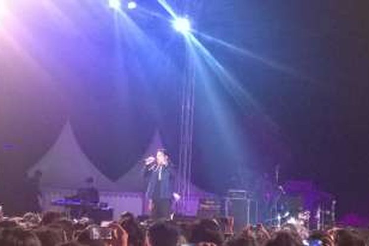 Tulus ketika tampil di Prambanan Jazz 2016, Yogyakarta, Minggu (21/8/2016).