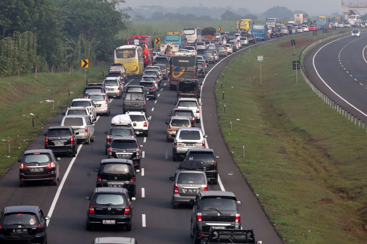 Kepadatan arus balik kendaraan mudik lebaran terlihat di Tol Cipularang-Palimanan menuju Jakarta, Jumat (30/6/2017). Kepadatan volume kendaraan terlihat di ruas jalan tol km 86 hingga km 138. KOMPAS IMAGES/KRISTIANTO PURNOMO