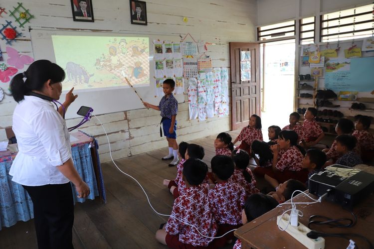 Paulina Melkisidik, salah satu guru di Malinau, menggunakan Pustakan Digital yang menjadi alternatif menghadapi langkanya dan mahalnya buku cerita anak di daerah seperti Malinau. 
