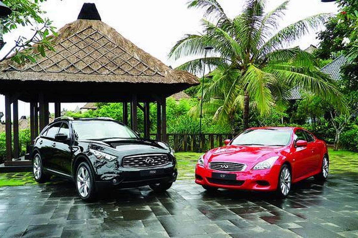 Infiniti FX50 (kiri) dan Infiniti G37 Coupe di Bvlgari Hotels and Resorts, Uluwatu, Bali.