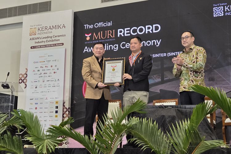 Meja 5 Meter Tanpa Sambungan QUADRA Cetak Rekor MURI