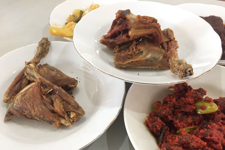 Ayam Goreng yang digoreng garing garing dan sambel pete hidangan dari RM Sari Bundo, hidangan ini menjadi santapan yang digemari oleh Alm. BJ Habibie