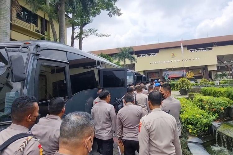 Rombongan perwira tinggi Polri berjalan naik bus di STIK-PTIK, Jakarta, menuju Istana Presiden, Jumat (14/10/2022). 