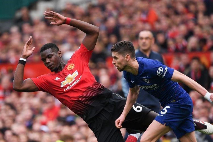 Jorginho melanggar Paul Pogba pada pertandingan Manchester United vs Chelsea dalam lanjutan Liga Inggris di Stadion Old Trafford, 28 April 2019. 