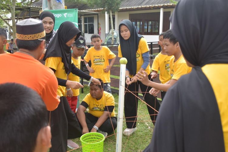 Menantang Nyali di Rainbow Slide: Kisah Seru 100 Anak Yatim Bertualang di Dinesti Land