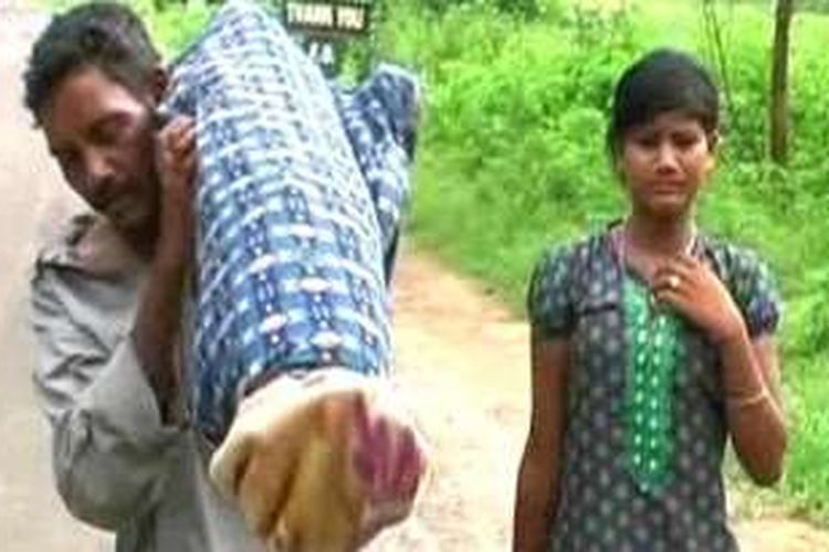 Pria miskin di India ini terpaksa menggotong mayat istrinya sejauh 12 km karena tidak punya uang untuk menyewa ambulans.