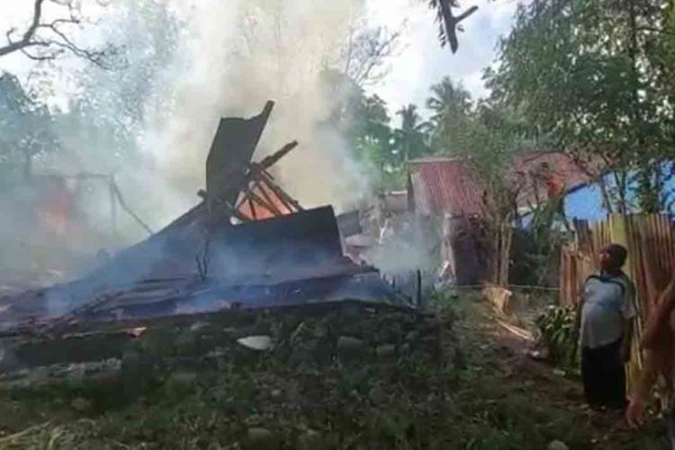 Dua rumah warga di Dusun Suramadu, Desa Tulehu, Kecamatan Salahutu, Kabupaten Maluku Tengah hangus terbakar, Senin (10/1/2022) sore