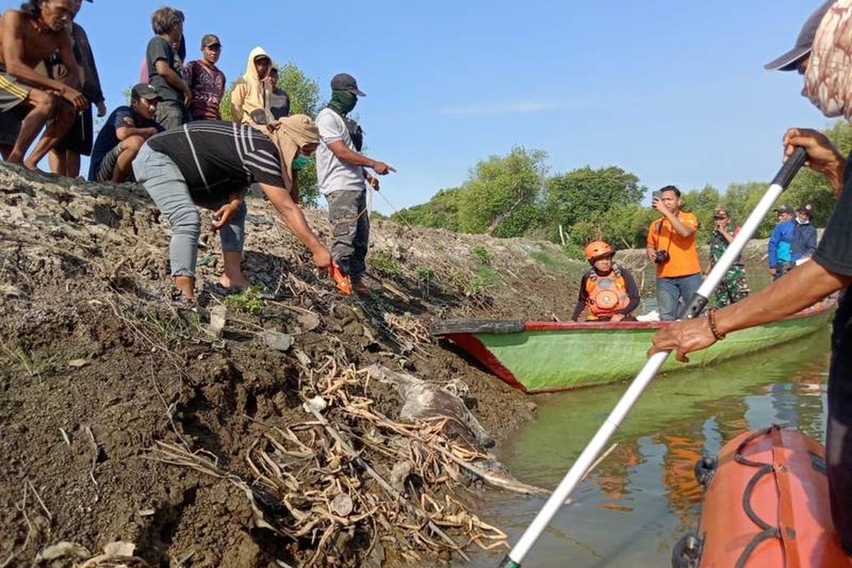 Basarnas Surabaya saat melakukan evakuasi penemuan kerangka mayat di area tambak, Sedati Sidoarjo pada Minggu (21/9/2025)