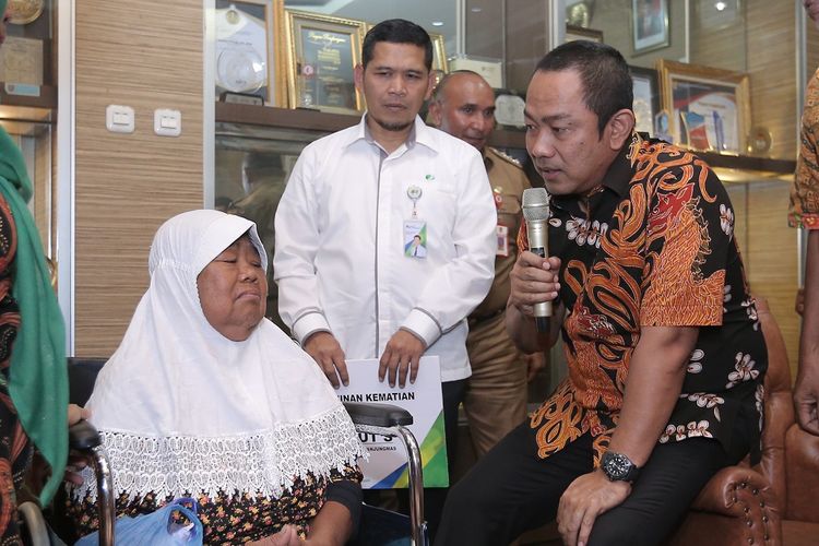 Wali Kota Semarang Hendrar Prihadi (kanan) ketika menyerahkan klaim Jaminan Kematian (JKM) di ruang VIP Wali kota, Semarang, Senin (10/2/2020). 
