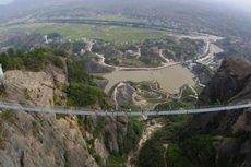 Atraksi Wisata Baru Jembatan Kaca Setinggi 180 Meter, Berani?
