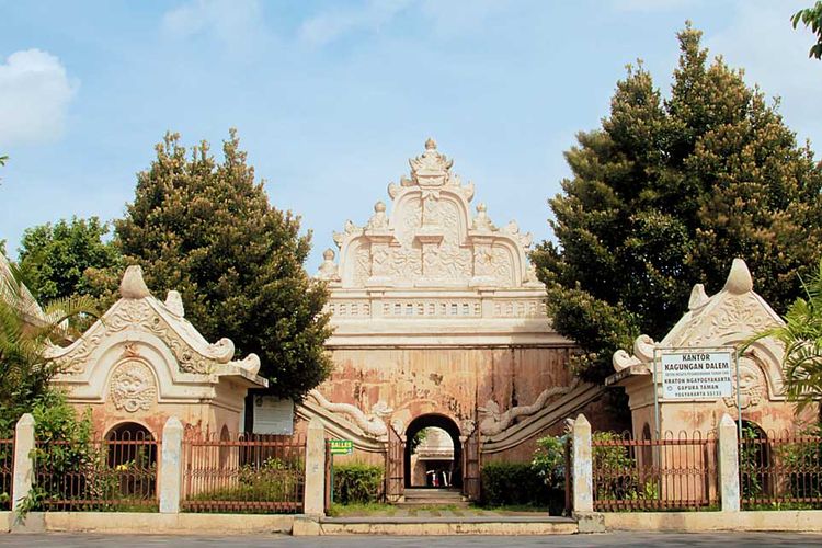 Gapura Panggung sebagai pintu gerbang obyek wisata Tamansari, Yogyakarta.