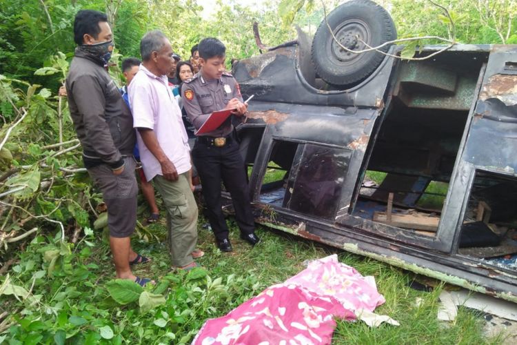 Minibus yang terguling di Dusun Nujo, Desa Pucung, Kecamatan Girisubo, Gunungkidul, Yogyakarta, Senin (11/2/2019) pagi. (Dokumentasi Polsek Girisubo)