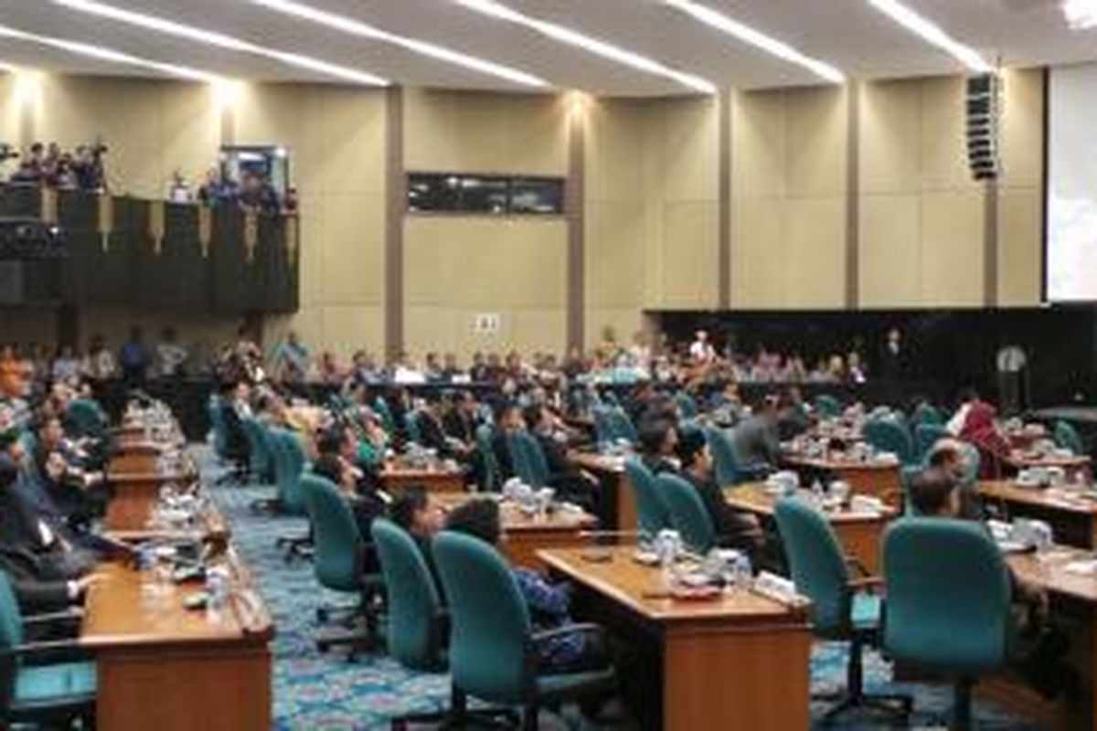 Suasana paripurna pengajuan angket DPRD DKI kepada Gubernur DKI Jakarta Basuki Tjahaja Purnama, di Gedung DPRD DKI Jakarta, Jumat (27/2/2015).