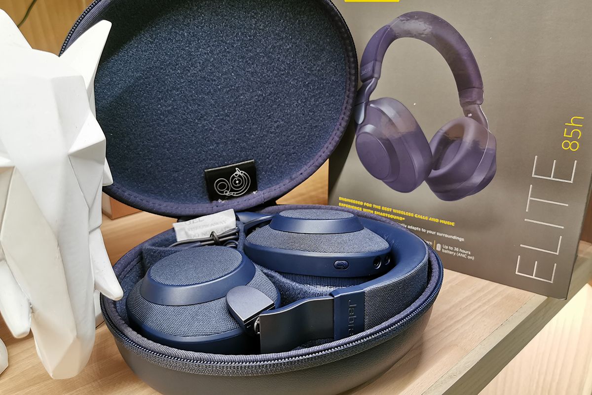 Headphone Jabra Elite 85H yang dibekali teknologi kecerdasan buatan.