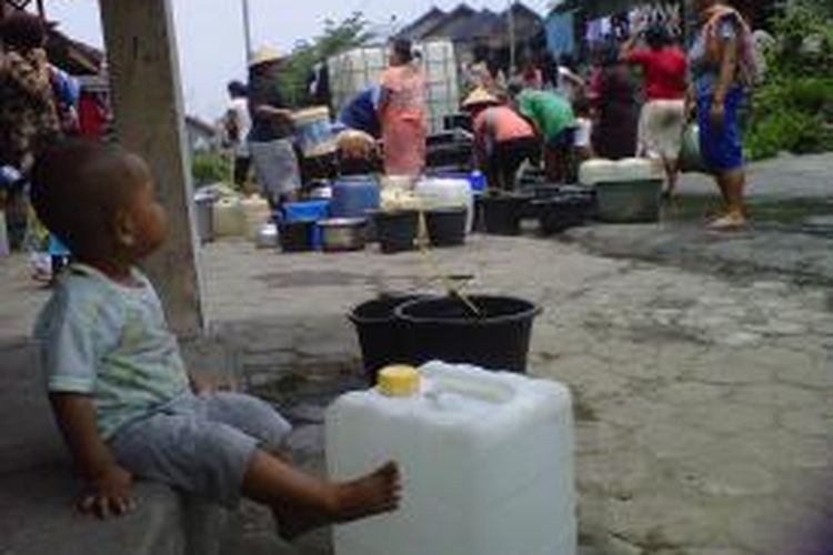 Beberapa warga mengantre air bersih di Dusun Keron, Krowonanan, Sawangan, Kabupaten Magelang, Kamis (6/11/2014).
