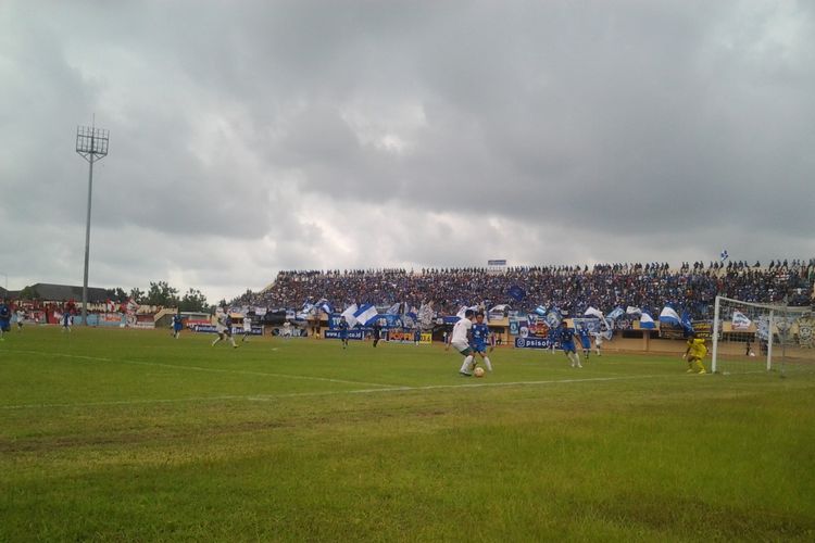 PSIS Semarang (biru) saat mendapat serangan balik Persik Kendal. 