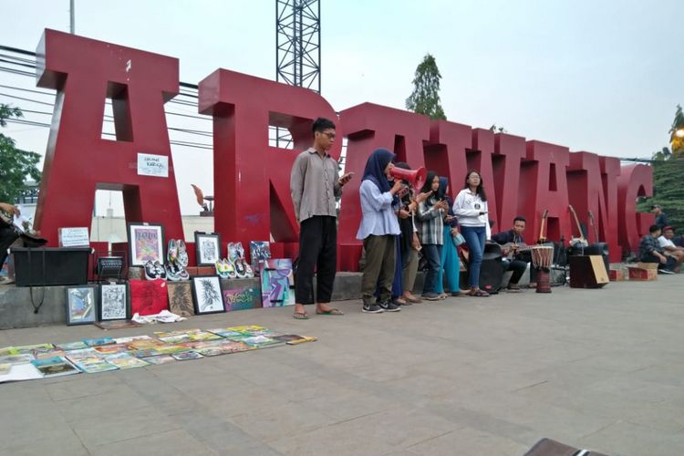 Sejumlah komunitas mendadak ngamen di Taman I Love Karawang untuk menggalang dana bagi pembangunan gedung SDN Kutanegara II kelas jauh yang roboh.