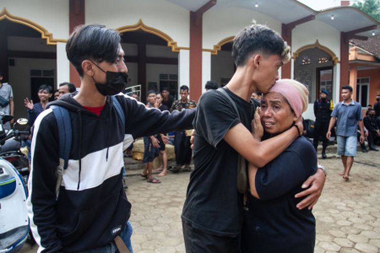 Warga yang sempat ditahan polisi bertemu ibunta usai tiba di halaman masjid Desa Wadas, Bener, Purworejo, Jawa Tengah, Rabu (9/2/2022). Sebanyak 64 warga Desa Wadas dibebaskan oleh pihak kepolisian terkait aksi penolakan pembangunan Bendungan Bener.