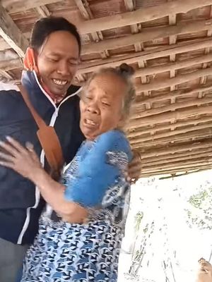 Tangkapan layar video viral yang menampilkan peristiwa mengharukan antara anak dan sang ibu ketika bertemu di kampung halaman.
