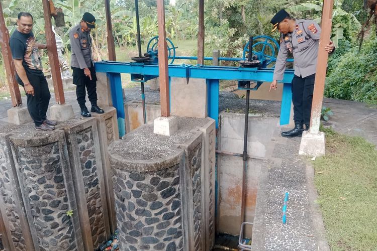 Polisi menunjukkan lokasi penemuan mayat bayi di saluran irigasi bendungan di Desa Kediri, Kecamatan Kediri, Kabupaten Tabanan, Provinsi Bali, Senin (3/6/2024). 