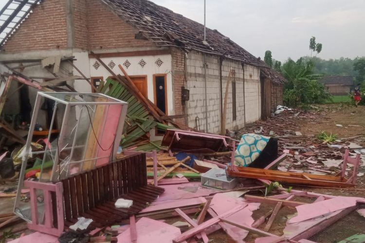 AMBRUK—Inilah rumah warung milik warga Desa Kaligunting, Kecamatan Mejayan, Kabupaten Madiun, Jawa Timur yang ambruk setelah diterjang angin puting beliung tadi sore.