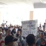 Mahasiswa FKOR UNS Demo Tak Terima Dekan Disomasi MWA, Rektor Diminta Turun Tangan