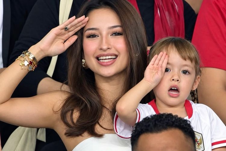 Gaya Jennifer Coppen Dukung Justin Hubner di FIFA ASEAN Cup 2026, Simpel dan Elegan