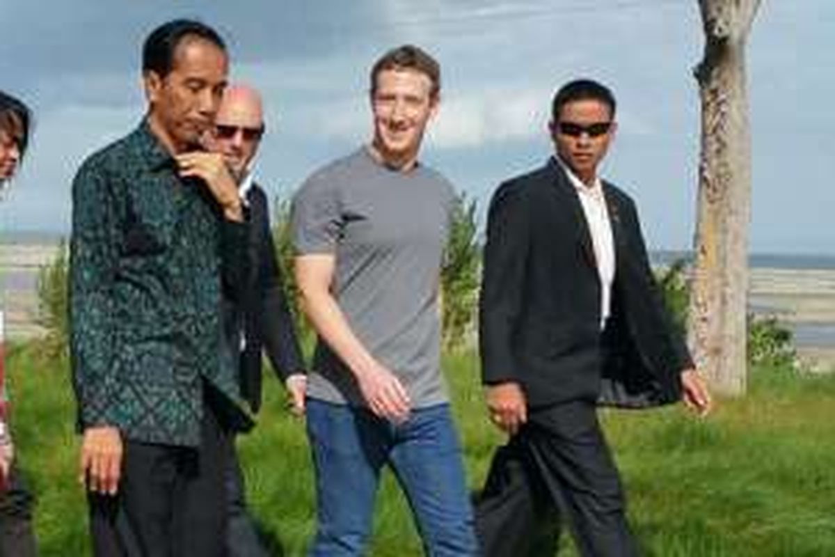 Presiden Joko Wido bersama Ibu Iriana tampak berjalan bersama dengan pendiri dan CEO Facebook Mark Zuckerberg. Jokowi mengunjungi kantor Facebook dalam rangkaian kunjungan ke Amerika Serikat untuk menghadiri Konferensi Tingkat Tinggi (KTT) ASEAN-AS yang berlangsung pada 15-16 Februari 2016. 