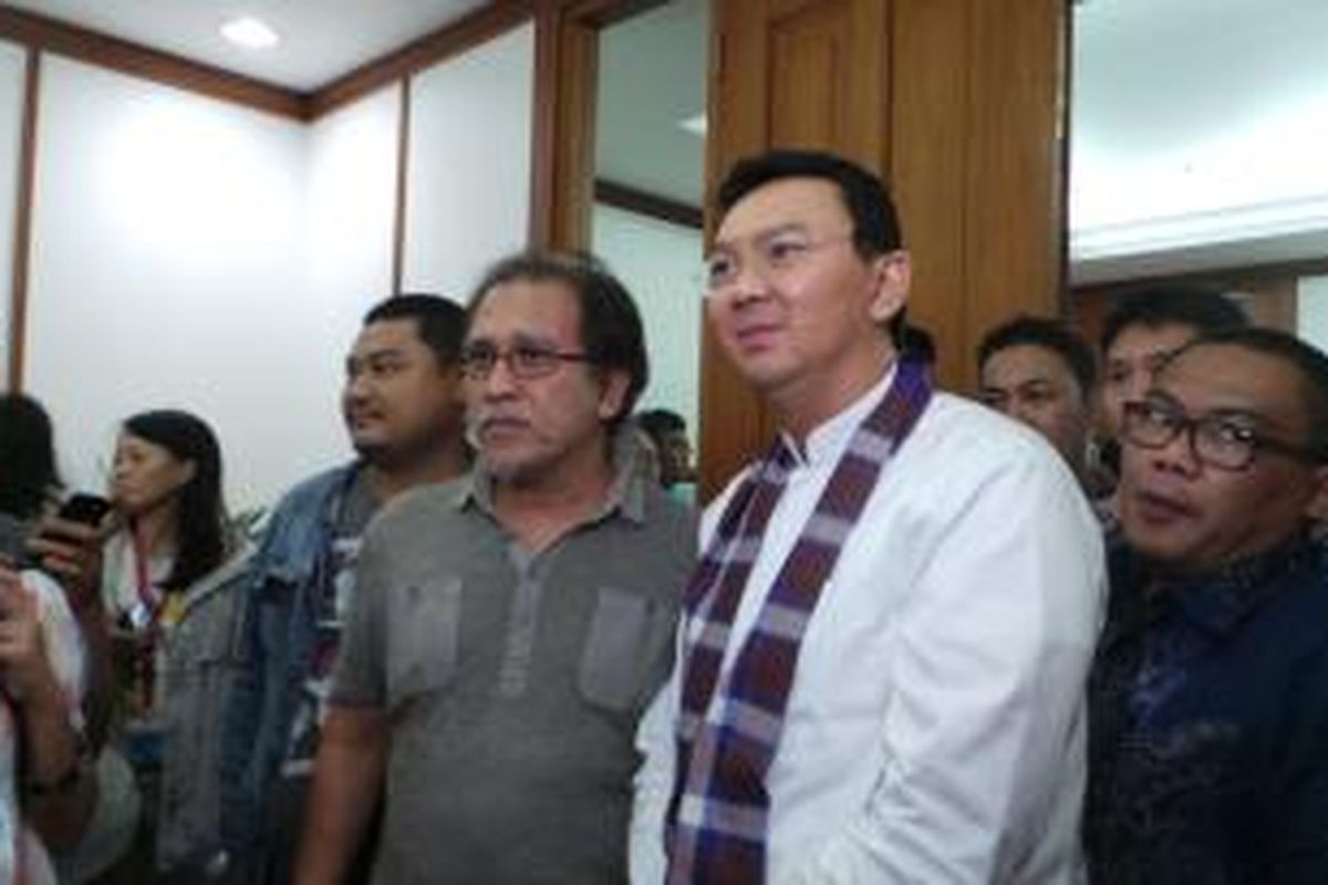 Penyanyi Iwan Fals (kiri) bersama Pelaksana Tugas (Plt) Gubernur DKI Jakarta Basuki Tjahaja Purnama (kanan), di Balaikota Jakarta, Jumat (27/6/2014).