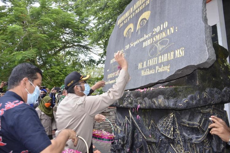 Wali Kota Padang Hendri Septa menabur bunga pada peringatan 12 tahun gempa 30 September 2009 di Padang, Kamis (30/9/2021).