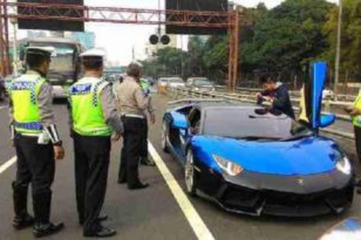 Satu dari dua Lamborghini mendekam di Mapolda Metro Jaya sejak Minggu (7/6/2015) karena kedapatan tidak memiliki STNK saat mengikuti konvoi.