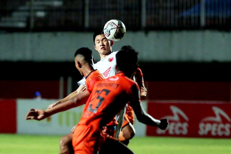 Pemain PSM Makassar Sutanto Tan dijaga ketat pemain Persiraja Banda Aceh saat pertandingan pekan 17 Liga 1 2021-2022 yang berakhir dengan skor 0-0 di Stadion Maguwoharjo Sleman, Senin (13/12/2021) malam.