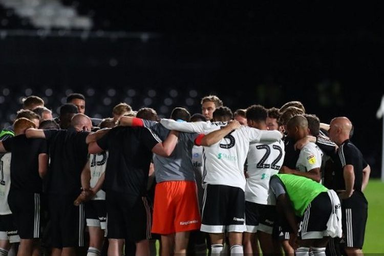 Para pemain Fulham setelah memastikan tiket ke final play-off Championship 2019-2020.