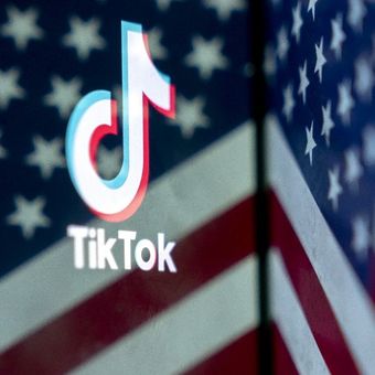 Ilustrasi logo TikTok dan bendera Amerika Serikat.