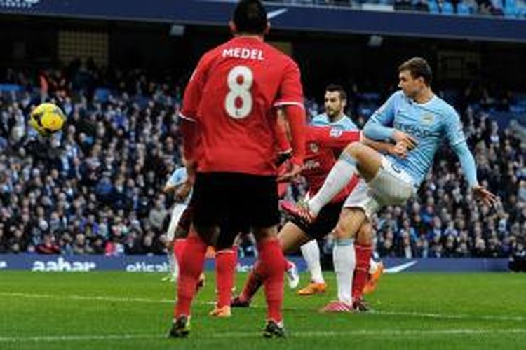 Penyerang Manchester City, Edin Dzeko, saat ingin mencetak gol ke gawang Cardiff City pada lanjutan Premier League di Stadion Etihad, Sabtu (18/1/2014)