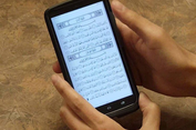 Bolehkah Membaca Al-Qur'an dari HP Saat Shalat? Ini Penjelasannya